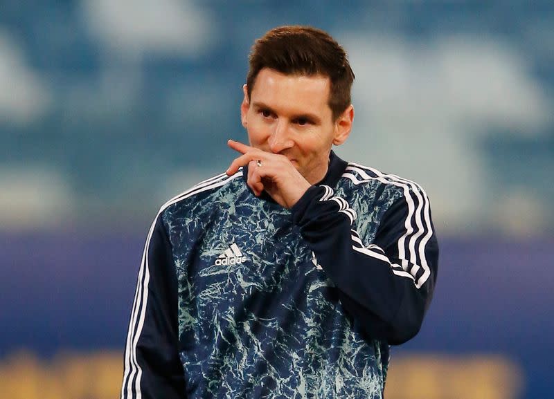 Foto del lunes del capitán de Argentina, Lionel Messi, en el calentamiento antes del partido con Bolivia por la Copa América