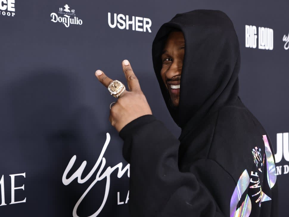 usher appears to be wearing wedding band at super bowl afterparty