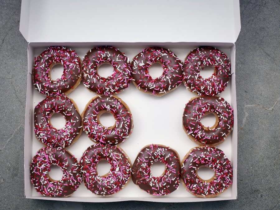 This bride walked down the aisle with a doughnut bouquet, and we’re in love