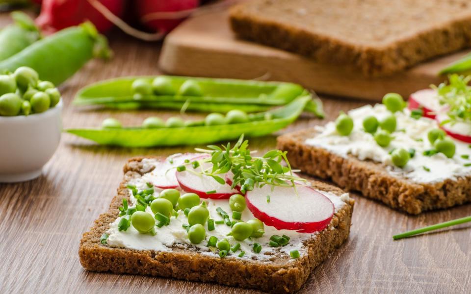 <p>Aber welche Lebensmittel machen denn nun nachhaltig satt und liefern uns gleichzeitig wertvolle Nährstoffe? Bevorzugen Sie ballaststoffreiche Lebensmittel wie Hülsenfrüchte und Gemüse sowie Vollkornprodukte. Am besten stillt eiweißreiches Essen Ihren Hunger, zum Beispiel mageres Fleisch, Fisch, fettarme Milchprodukte und Eier. (Bild: iStock / PeteerS)</p>