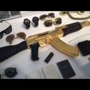 Una AK47 de Versace por valor de 9.000 dólares, otra de las joyas subidas al blog.