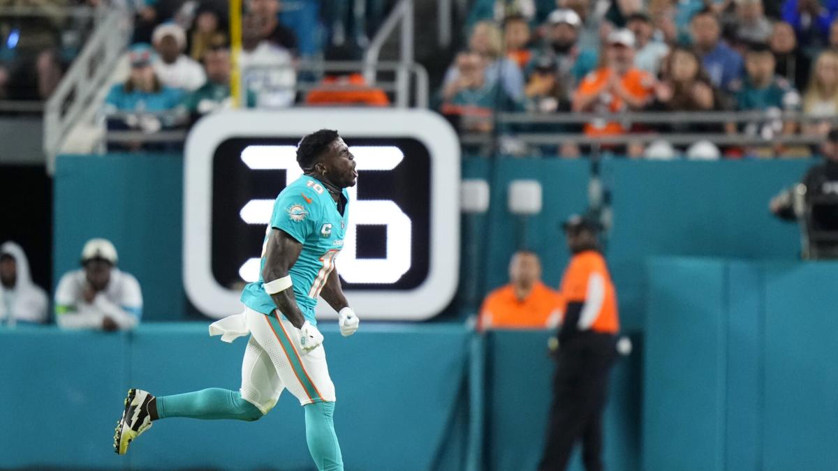 Dolphins Struggle Without Tyreek Hill, Trail 10-7 at Halftime on Monday Night Football