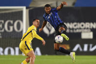 Atalanta's Isak Hien, right, and Verona's Federico Bonazzoli battle for the ball during the Serie A soccer match between Atalanta and Hellas Verona at Gewiss stadium, Bergamo, Italy, Monday April 15, 2024. (Spada/LaPresse via AP)