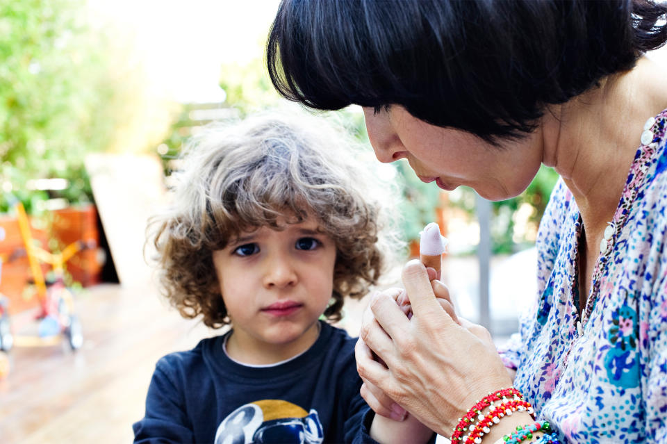 Eltern sollten nie die Wunden ihrer Kinder lecken. Wenn Speichelbehandlung, dann nur mit dem eigenen! (Symbolbild: Getty Images)