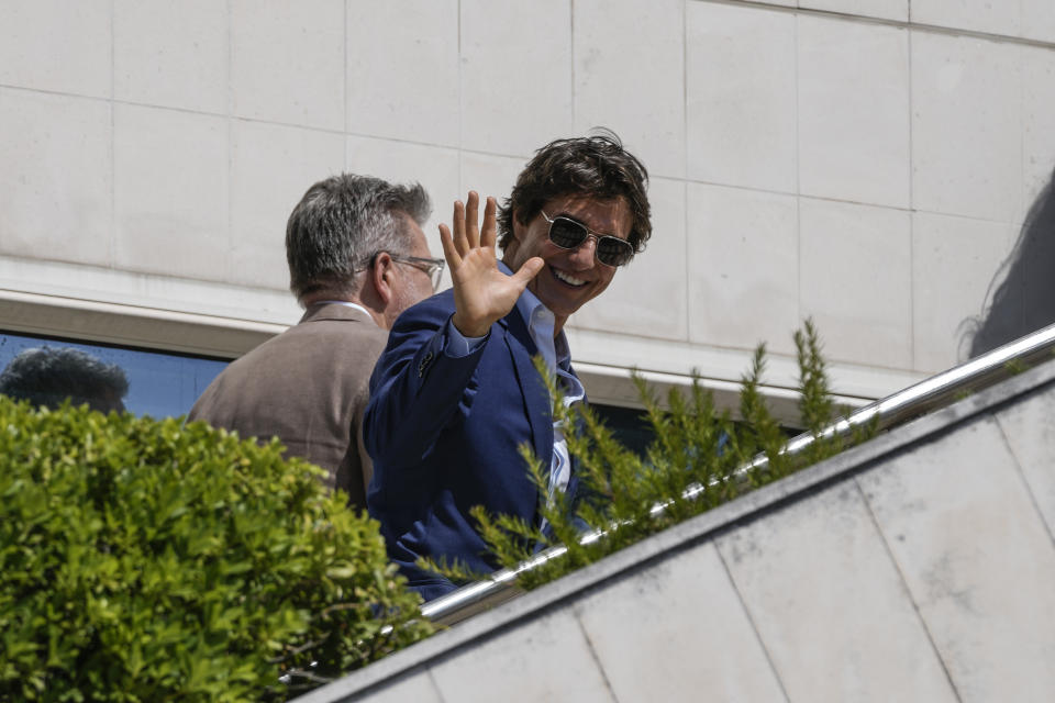 Tom Cruise saluda a la prensa al llegar a una sesión de fotos con motivo del estreno de "Top Gun: Maverick" en la 75ta edición del Festival Internacional de Cine de Cannes, el miércoles 18 de mayo de 2022 en Cannes, Francia. (Foto AP/Petros Giannakouris)