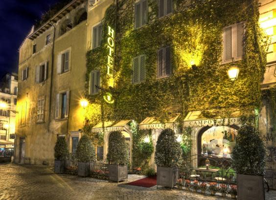 The romantic ivy-clad exterior of Hotel Campo De’ Fiori (Hotel Campo De’ Fiori )