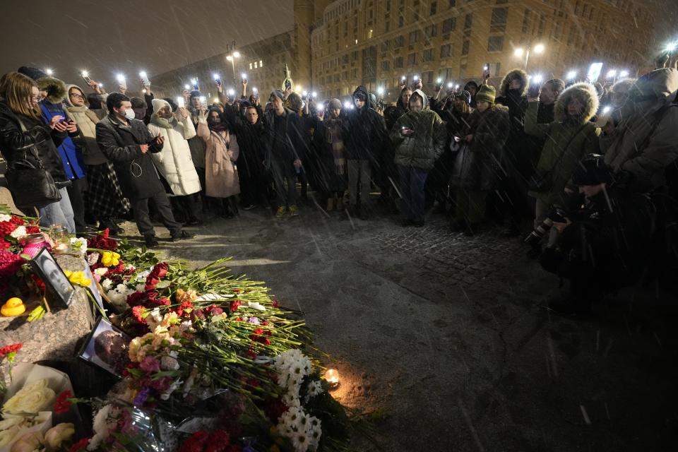 <strong>民眾聚集在聖彼得堡揮舞著手機的燈光，向納瓦尼致以最後的敬意。（圖／美聯社）</strong>