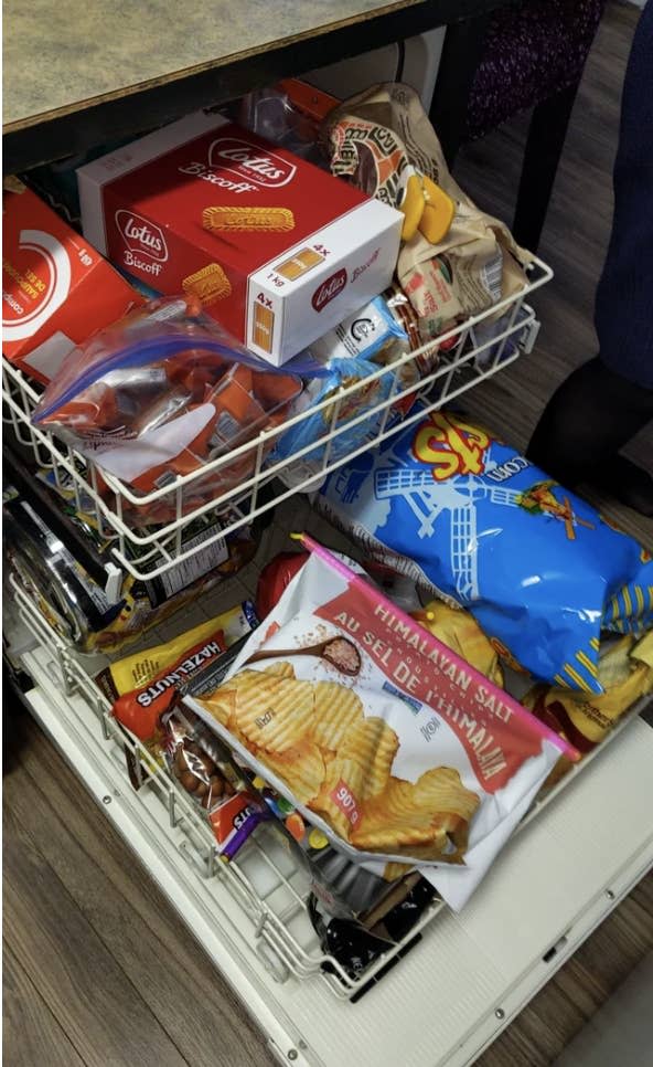 Snacks in a dishwasher