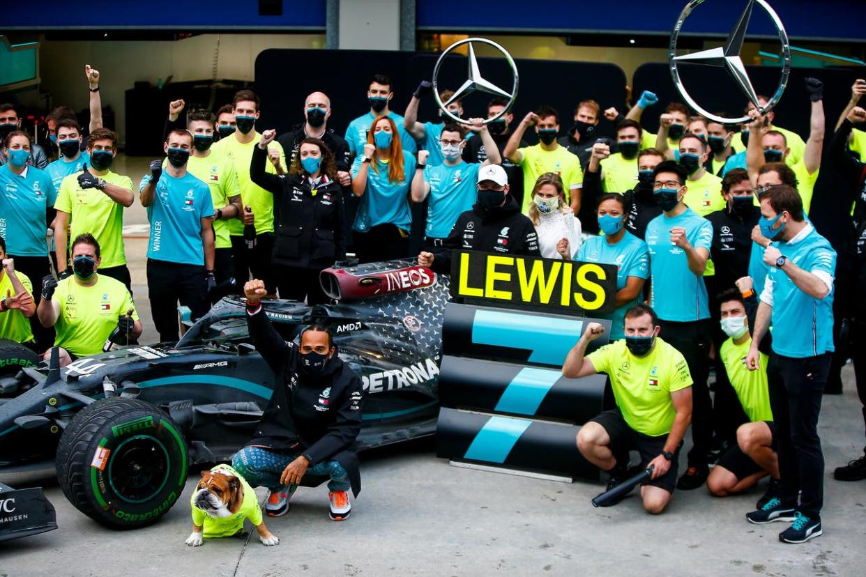 La séptima corona: Lewis Hamilton festeja el título junto al equipo Mercedes, luego de ganar el Gran Premio de Turquía 2020; el británico renovó contrato por una temporada, con el desafío de convertirse en el máximo campeón de la historia de la Fórmula 1