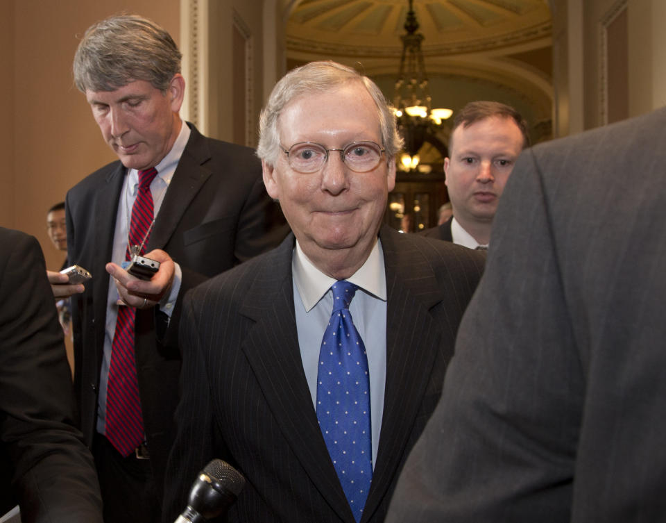 Mitch McConnell, republicano por Kentucky y líder de la minoría en el Senado, es seguido por los reporteros tras aceptar el marco de un acuerdo para evitar la mora sobre el pago de la deuda el miércoles 16 de octubre de 2013 en Washington. (Foto AP/Carolyn Kaster)