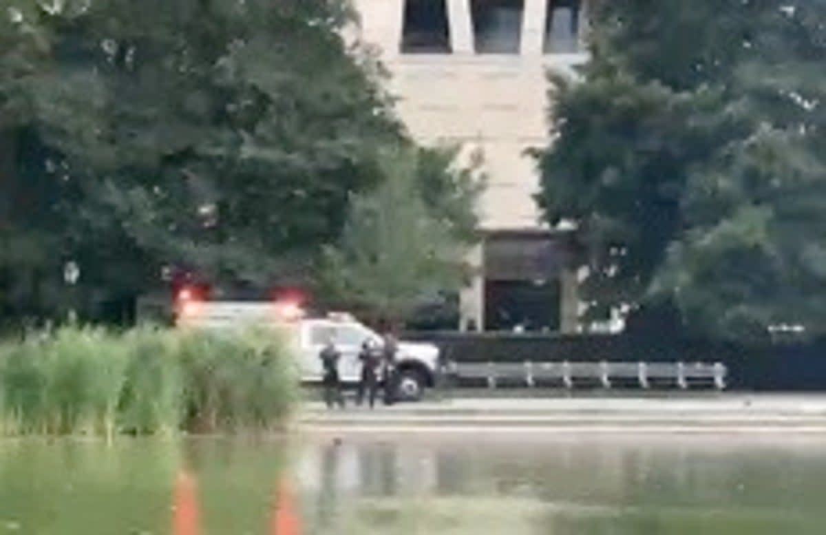 Police on scene of Central Park lake where man’s body found (Citizen)
