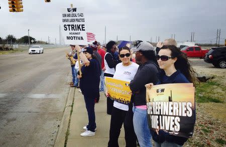 Workers and their supporters picket outside the Motiva Enterprises crude oil refinery after the United Steelworkers union called a walkout at the plant, the largest of its kind in the United States in Port Arthur, Texas February 21, 2015. REUTERS/Erwin Seba