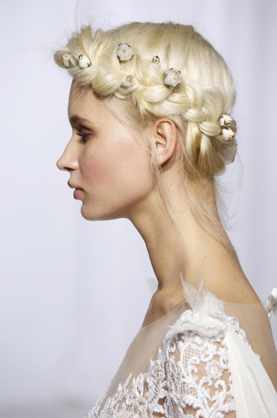 Geflochtene Haarkränze mit Blumendetails bei Reem Acra