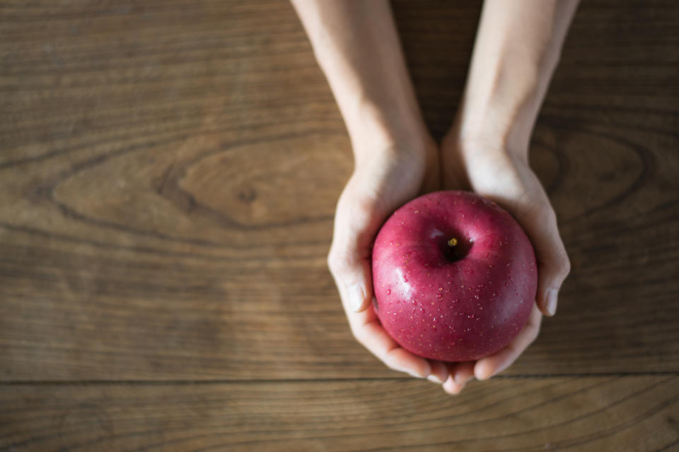 This is the best way to wash your apples.<em> (Photo: Getty)</em>