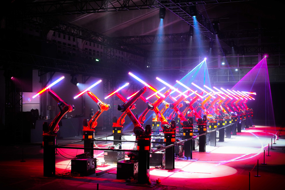 「2022台灣燈會在高雄」最震撼平行展，「千手光劍」機械手臂光之展演。 