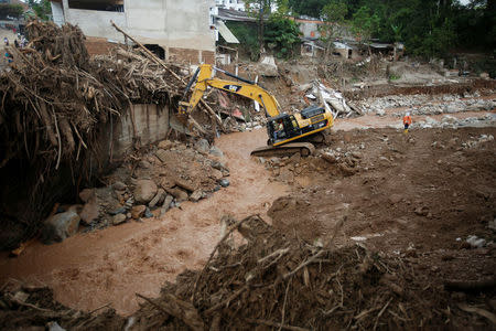 Una retroexcavadora recoge piedras de un río tras un deslave en Mocoa, Colombia, abr 3, 2017. Decenas de cadáveres en descomposición comenzaron a ser entregados el lunes a sus familias para que los entierren, mientras socorristas continúan la búsqueda de víctimas de las inundaciones y deslizamientos de tierra que dejaron al menos 262 personas muertas y devastaron la ciudad colombiana de Mocoa. REUTERS/Jaime Saldarriaga