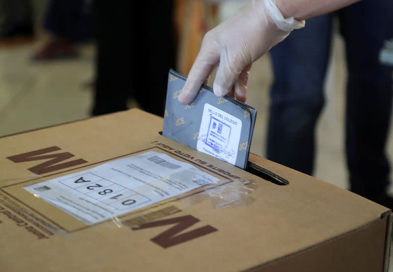 Un hombre con un guante protector emite su voto en las últimas elecciones de República Domincana, en Santiago Domingo. Marzo, 2020. FOTO DE ARCHIVO. REUTERS/Ricardo Rojas