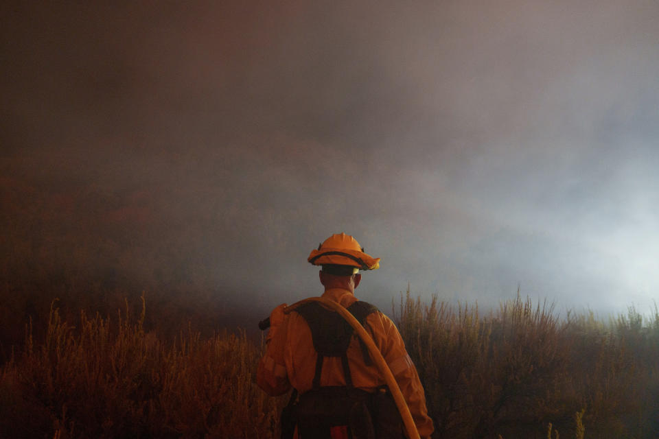 Un bombero observa las llamas de un incendio el domingo 16 de junio de 2024, en Gorman, California. (AP Foto/Eric Thayer)