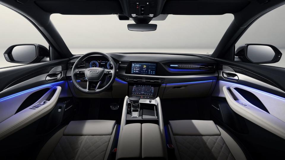 座艙內以三具液晶螢幕所構成的虛擬座艙及大面積軟質面料呈現，由此帶來Audi向來擅長的科技奢華感受。