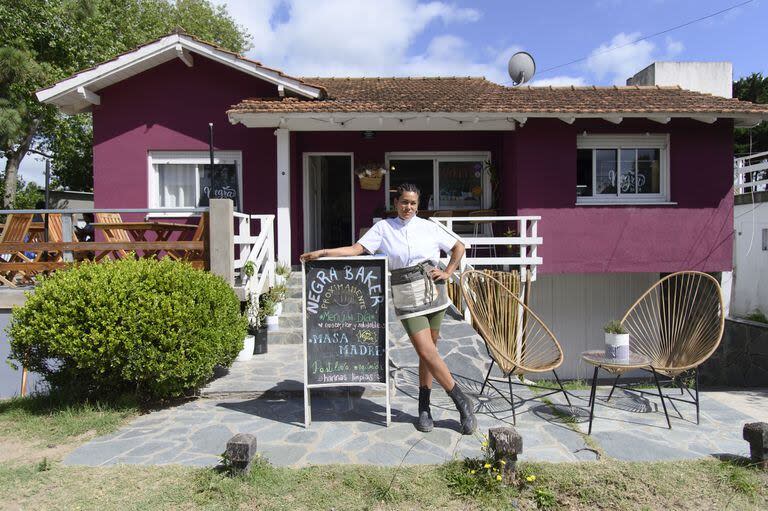 Carla Bogado es la dueña de Negra Baker, en Ostende, donde todo se produce con materias primas orgánicas y saludables