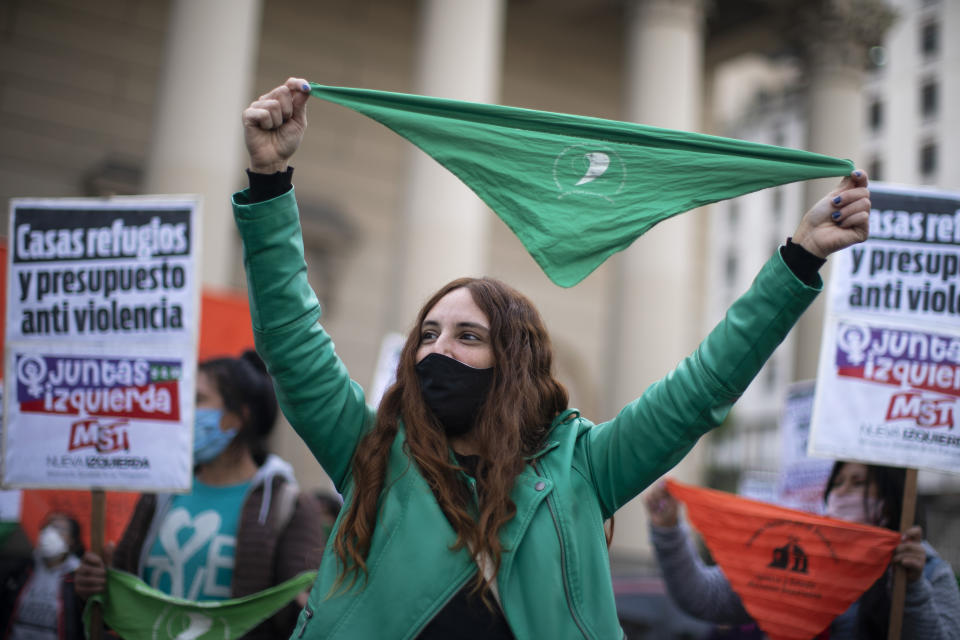 Una mujer sostiene un pañuelo que apoya la despenalización del aborto durante una protesta contra violencia de género en Buenos Aires, Argentina, el miércoles 3 de junio de 2020. (AP Foto/Victor R. Caivano)