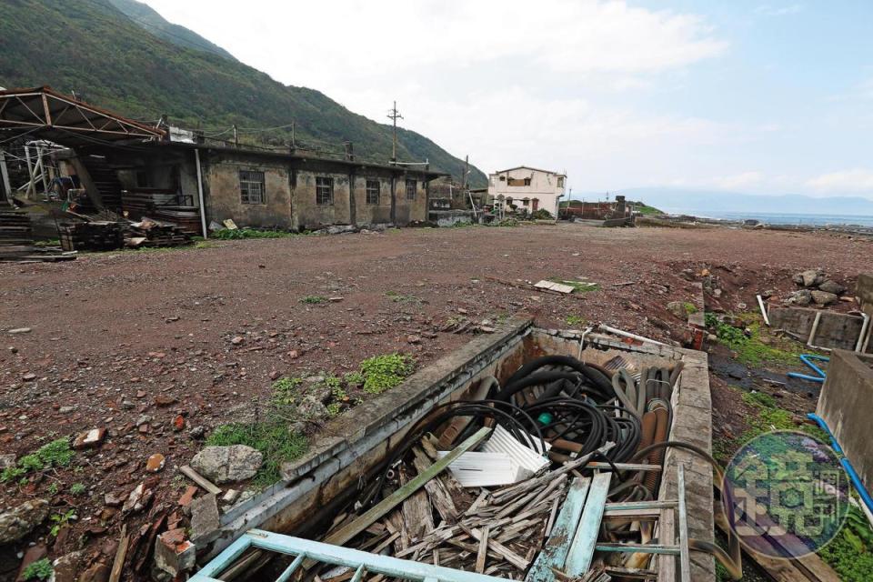 近千坪的養殖池被土石填平，現場還留有不少廢棄物。