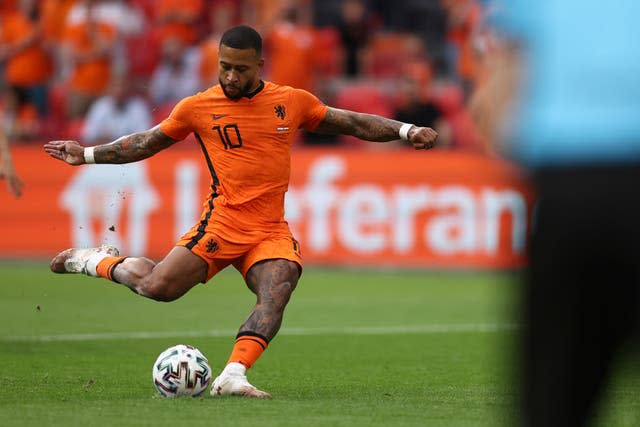 Memphis Depay scores from the spot