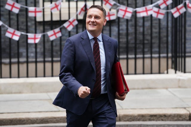 Health Secretary Wes Streeting walking in Downing Street 