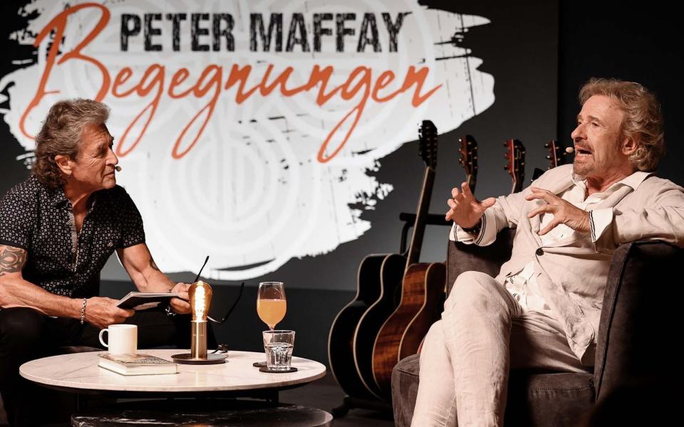 "Wenn der Thomas mir gegenübersitzt, dann zeigt er mir natürlich, was er kann", sagt Peter Maffay (links). Er saß schon viele Male bei Thomas Gottschalk auf der "Wetten, dass ..?"-Couch, in der Scheune im Gut Dietlhofen kommt es nun zum Rollentausch - zumindest ein bisschen. (Bild: Wolfgang Köhler/Red Rooster Musikproduktion GmbH)