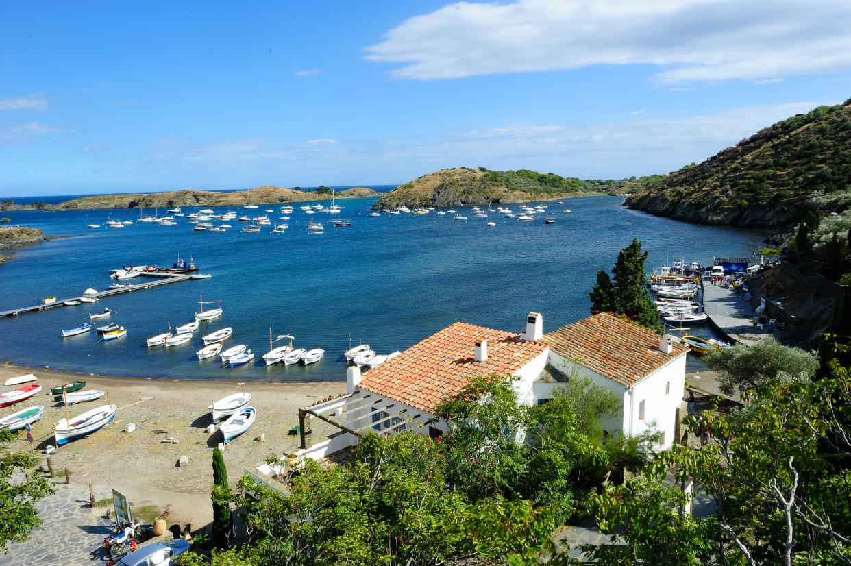 Port Lligat es un pequeño pueblo mediterráneo en el término municipal de Cadaqués, situado en una cala del cabo de Creus, España. El lugar es conocido por ser la residencia de Salvador Dalí cuya casa es Museo y se puede visitar. Gerona. Cataluña. España . (Photo by: Paolo Picciotto/REDA&CO/Universal Images Group via Getty Images)