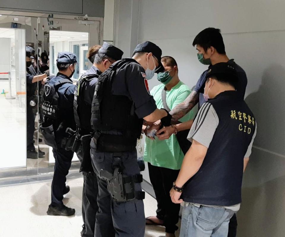 人蛇集團幹部在機場就遭到逮捕。（圖／東森新聞）
