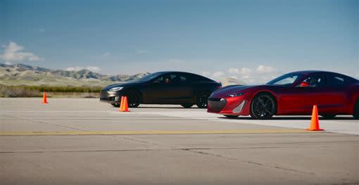 Tesla Model S P100D(左)與Drako Motors GTE(右)拚直線加速。（圖／翻攝網路）