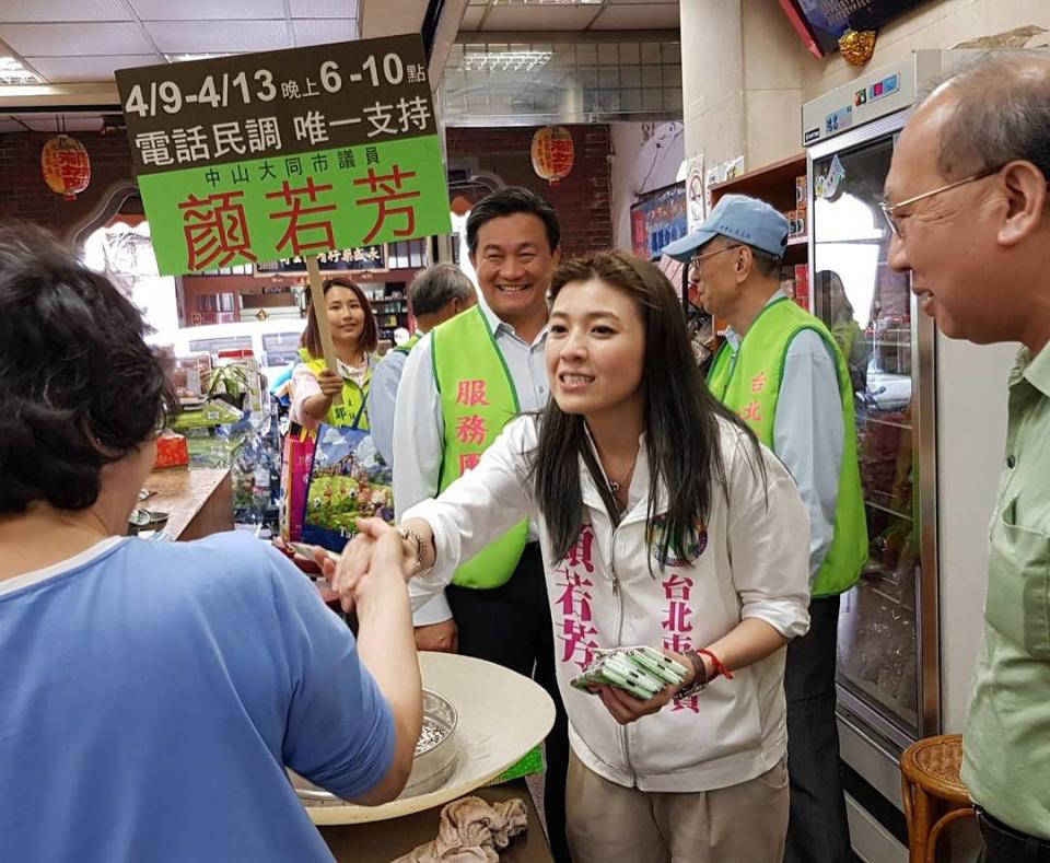 王定宇和顏若芳遭週刊爆料同住，圖為王定宇先前替顏若芳站台助選。   圖：翻攝顏若芳臉書