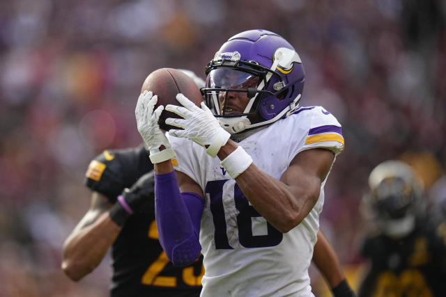 LANDOVER, MD - NOVEMBER 06: Minnesota Vikings tight end T.J. Hockenson (87)  makes a reception against Washington Commanders safety Bobby McCain (20)  during the NFL game between the Minnesota Vikings and the