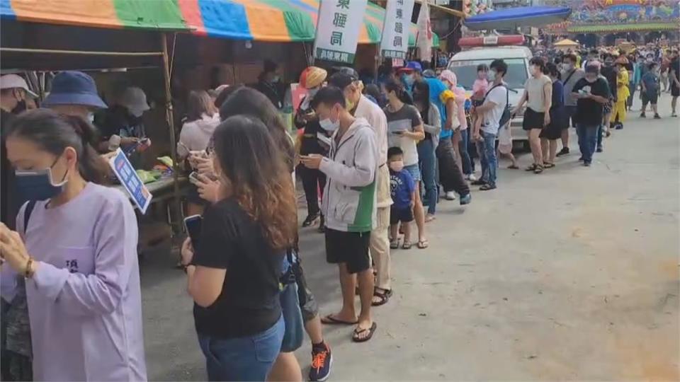 東港迎王平安祭登場　民眾排長龍領取迎王乖乖口罩