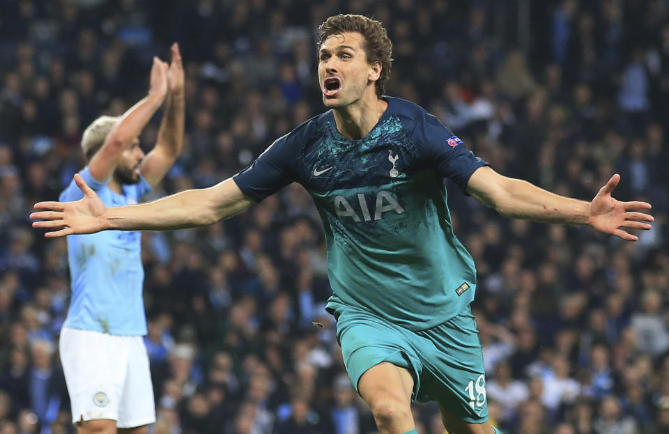 El español Fernando Llorente, del Tottenham Hotspur, celebra el tercer gol de su equipo durante la vuelta de los cuartos de final de la Liga de Campeones, ante el Manchester City, el miércoles 17 de abril de 2019 (AP Foto/Jon Super)