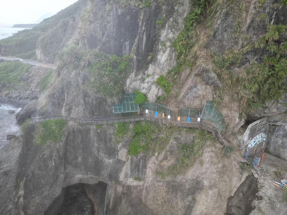 花蓮親不知子海上古道（又稱「親不知子天空步道」）在地震後受創嚴重，入口處遭土石掩埋 。（圖：花蓮縣豐濱鄉公所提供）