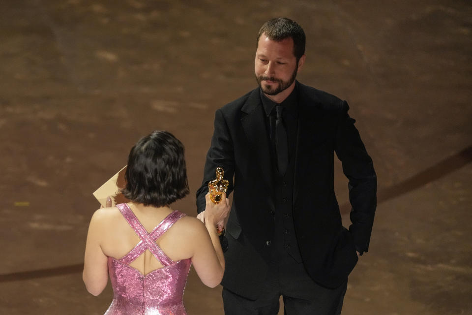 Mstyslav Chernov recibe el premio a mejor largometraje documental por "20 Days in Mariupol" de America Ferrera en los Oscar el domingo 10 de marzo de 2024, en el Teatro Dolby en Los Ángeles. (Foto AP/Chris Pizzello)