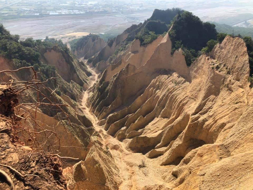 火炎山大峽谷地勢險惡，特殊地貌吸引不少山友前來登山。（圖：彭清仁攝）