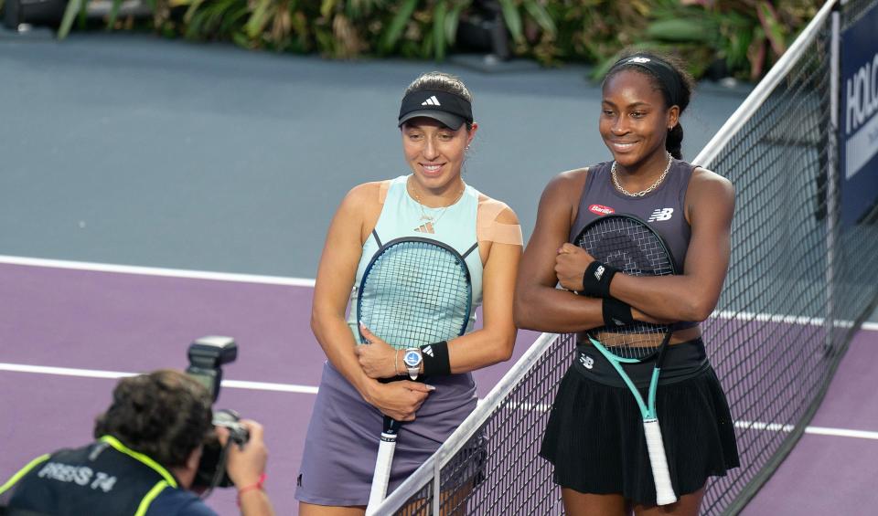 4. November 2023;  Cancun in Mexiko;  Coco Gauff (USA) und Jessica Pegula (USA) am Netz vor ihrem Spiel am 7. Tag der GNP Saguaros WTA Cancun Finals.  Pflichtnachweis: Susan Mullan-USA TODAY Sports
