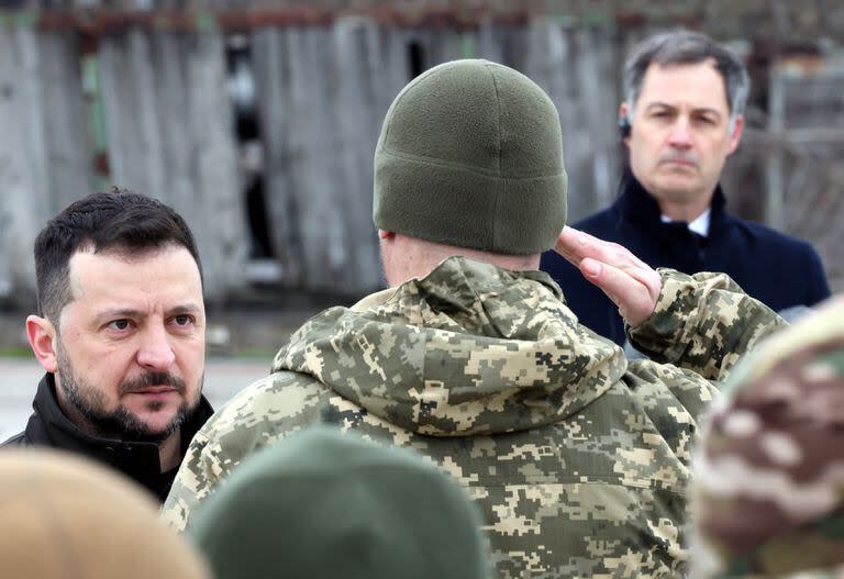 El presidente de Ucrania, Volodimir Zelensky, saluda a los soldados en una conferencia de prensa con motivo del segundo aniversario del inicio del conflicto con Rusia
