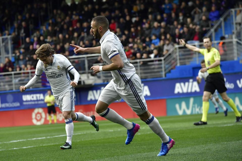 Real Madrid's Karim Benzema, center, celebrates his goal after scoring against Eibarl during the Spanish La Liga soccer match between Real Madrid and Eibar, at Ipurua stadium, in Eibar, northern Spain, Saturday, March 4, 2017. (AP Photo/Alvaro Barrientos)