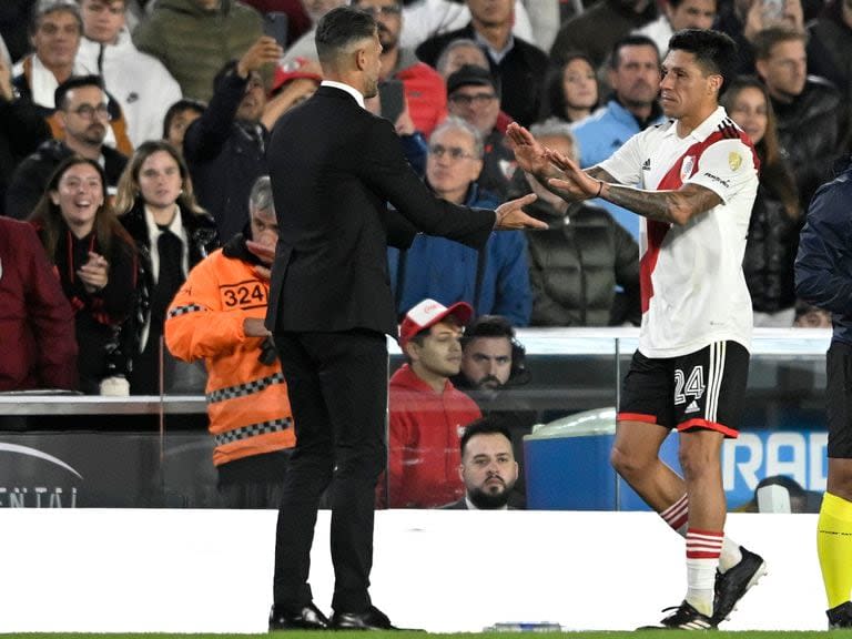 Pérez y Martín Demichelis se saludan a la salida del mediocampista de un partido de Copa Libertadores que River le ganó a Sporting Cristal en 2023; se cree que el vínculo no terminó bien.