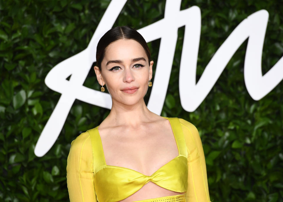 Emilia Clarke a été pressentie pour incarner Anastasia Steele, l’héroïne de la saga érotique <em>50 nuances de Grey</em>. Un rôle qui a finalement été attribué à Dakota Johnson. L’interprète de Daenerys a préféré décliner la proposition de la réalisatrice Sam Taylor-Johnson pour une raison simple. "<em>Sam est une magicienne. Je l'adore et elle a fait un très beau travail. Mais la dernière fois que j'ai tourné une scène de nu remonte déjà à très longtemps, et pourtant on m'en parle encore !</em>", déplore la comédienne auprès du <em>Hollywood Reporter </em>en mai 2019. Exaspérée par cette situation, elle ajoute : "<em>C'est particulièrement agaçant qu'on en revienne toujours à ça, je l'ai évidemment fait pour mon personnage, pas pour que des gars puissent voir mes seins bon sang ! Alors quand cette proposition de rôle est tombée je me suis dit :</em> 'Je ne peux pas le faire'<em>. Je n'ai tourné qu'un minimum de scènes de nu et j'ai déjà l'impression d'être étiquetée à vie, alors si j'avais accepté ce projet, qui repose entièrement sur la sensualité, le sexe et la nudité, je n'aurais plus qu’à regarder les gens dans les yeux en leur demandant de ne plus me poser de questions à ce sujet</em>". <em>(Photo by Jeff Spicer/BFC/Getty Images)</em>