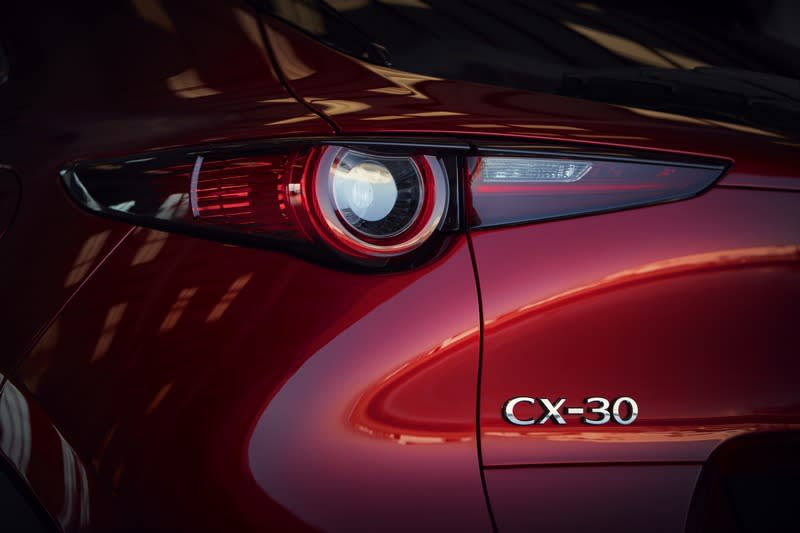 CX-30是介於CX-3與CX-5之間的全新級距車型。