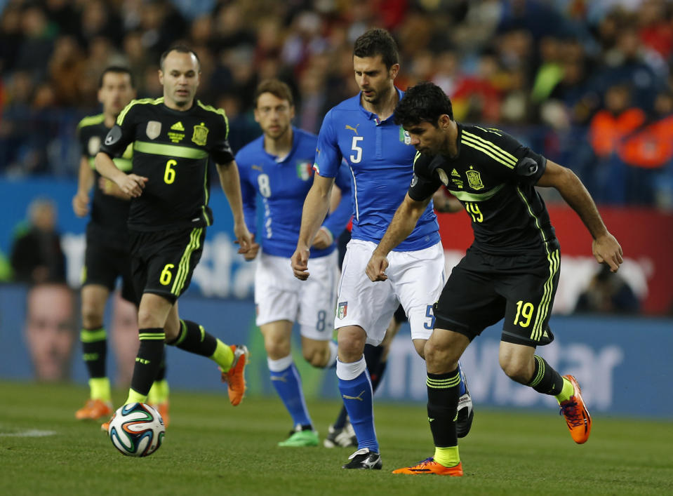 Spain's Diego Costa, right controls the ball during a friendly soccer match against Italy at the Vicente Calderon stadium in Madrid, Wednesday March 5, 2014. (AP Photo/Paul White)