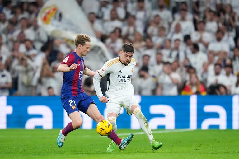 Federico Valverde ante Frenkie de Jong durante un Real Madrid vs. Barcelona, por la Liga de España