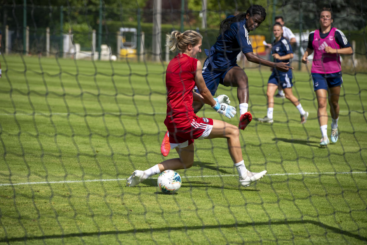 Miembros del futbol femenil del Girondins de Burdeos durante un entrenamiento en Burdeos, Francia, el 9 de julio de 2020. (James Hill/The New York Times)