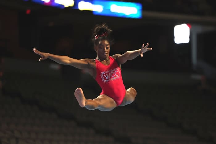 Simone Biles durante uno de sus ejercicios