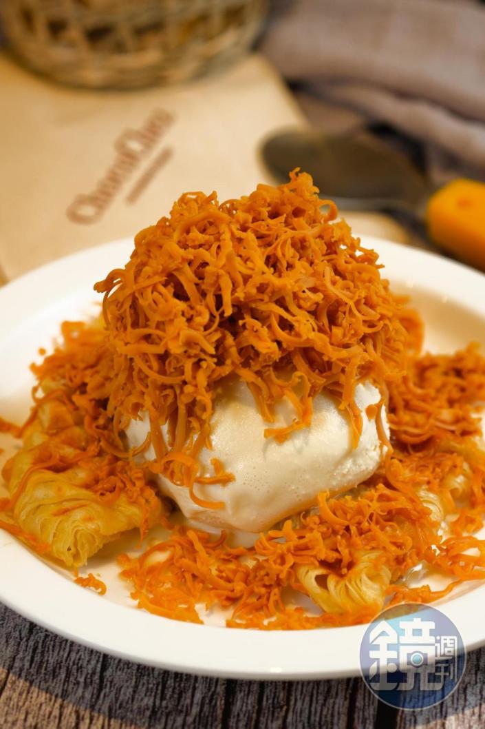 「棕起司格子可頌」把棕起司刨成一座小山，配著冰淇淋，鹹甜討人喜歡。（220元／份）